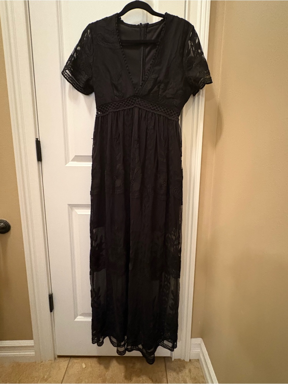 Black Lace Maxi Dress with Short Sleeves 4/6 Small